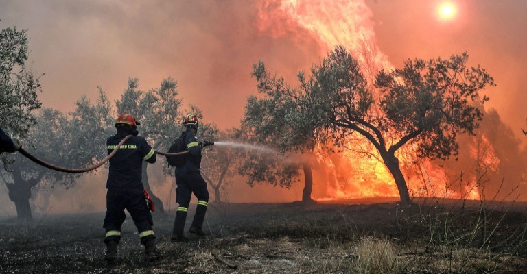 Φωτιά στη Λέσβο: Κάηκαν σπίτια στα Βατερά